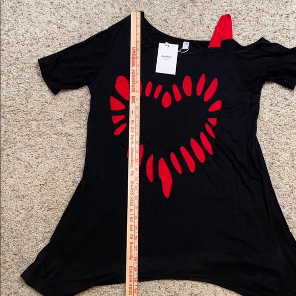 NWT Women’s 14 single cold shoulder ♥️ top. - Picture 5 of 6